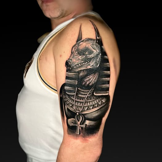 Tatuaż realistyczny Anubis – Patryk – Terra Tattoo Kraków