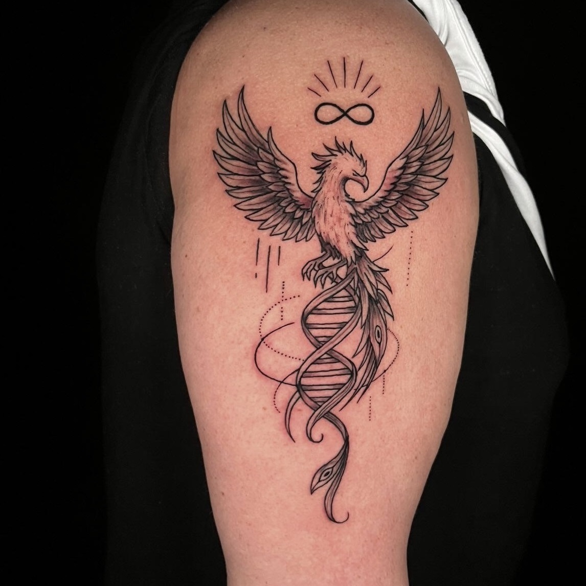 Tatuaż feniks graficzny – realizacja