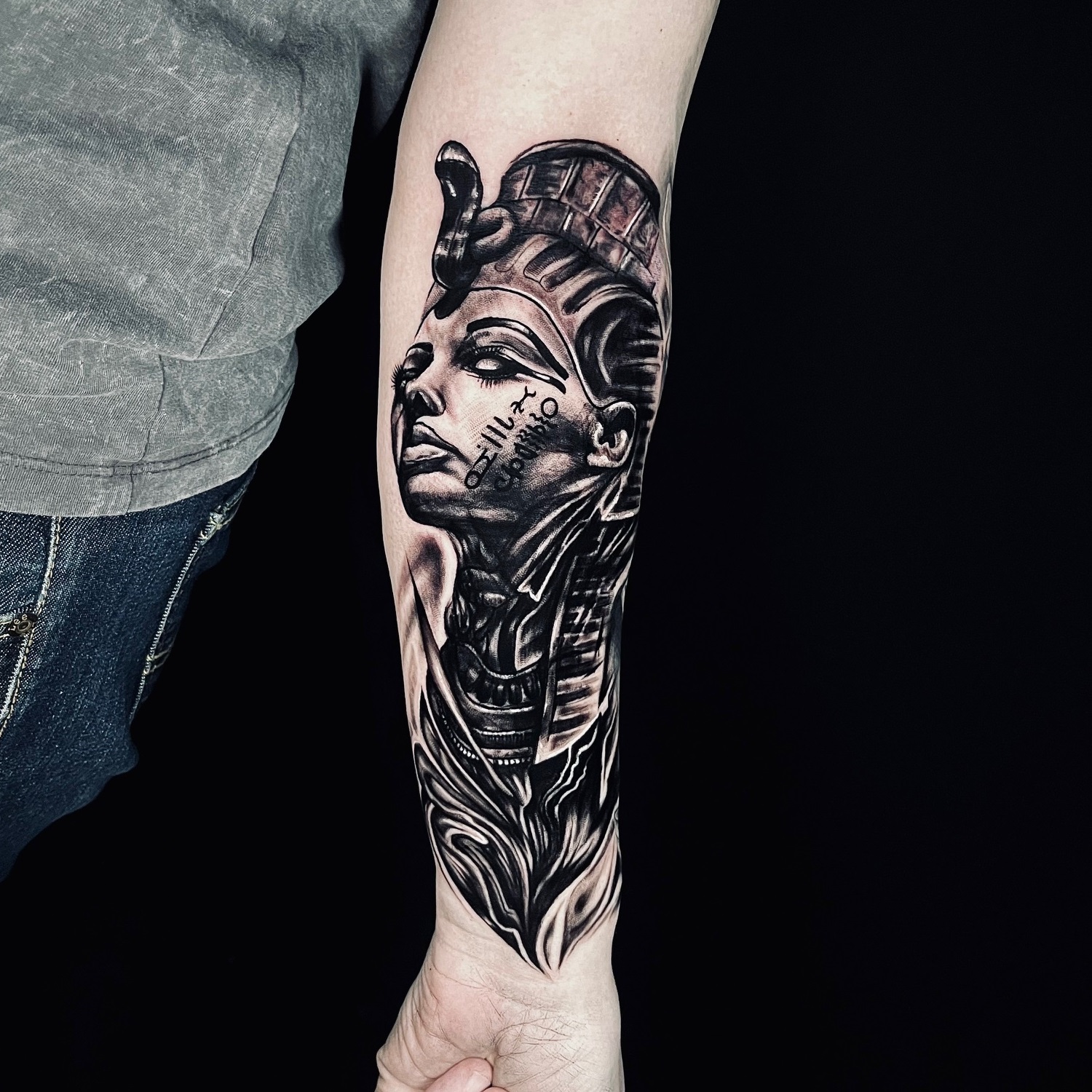 Tatuaż realistyczny Nefertiti – portret – Terra Tattoo Kraków