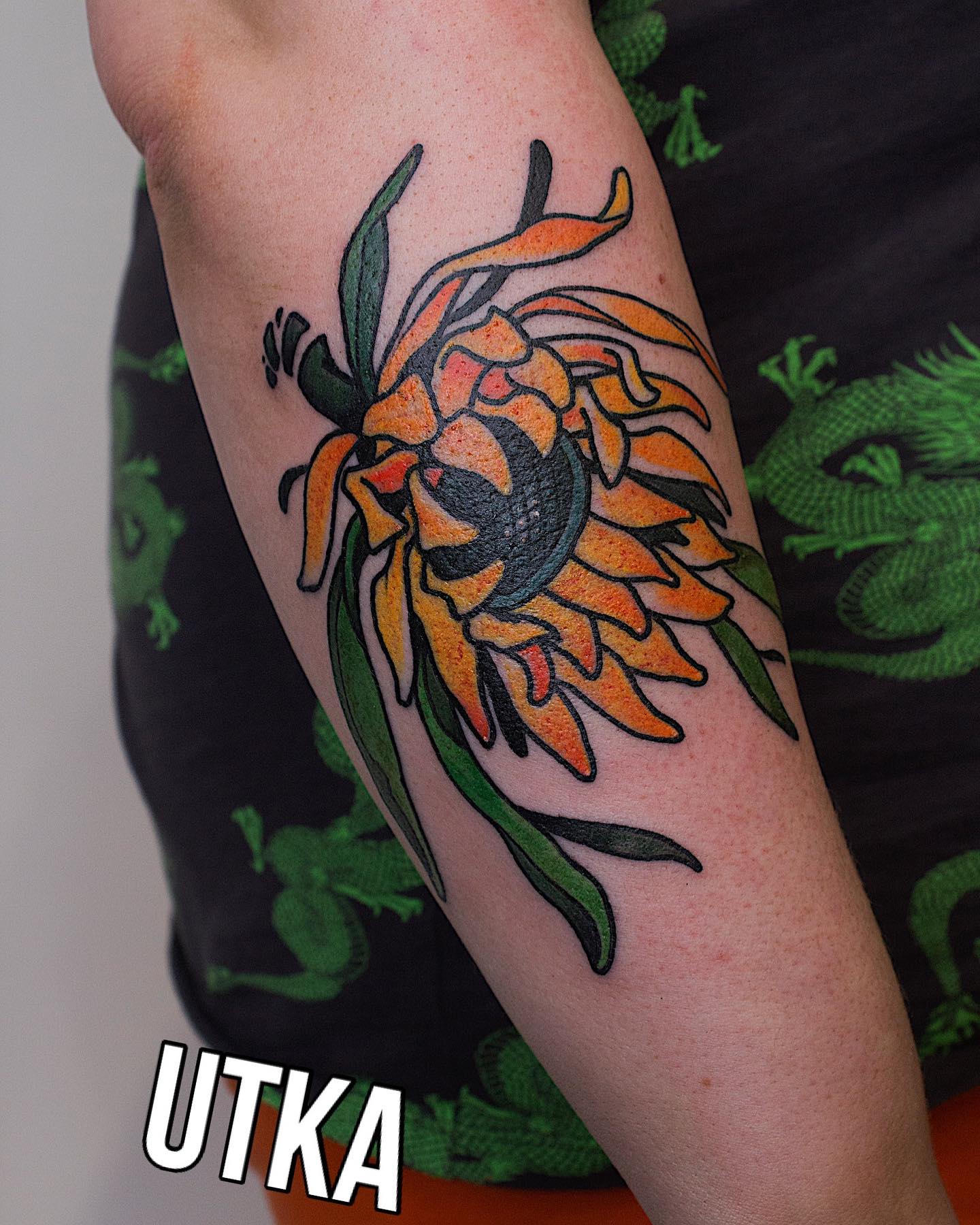 Tatuaż neotradycyjny słonecznik – kolorowy tatuaż kwiatowy – Kraków