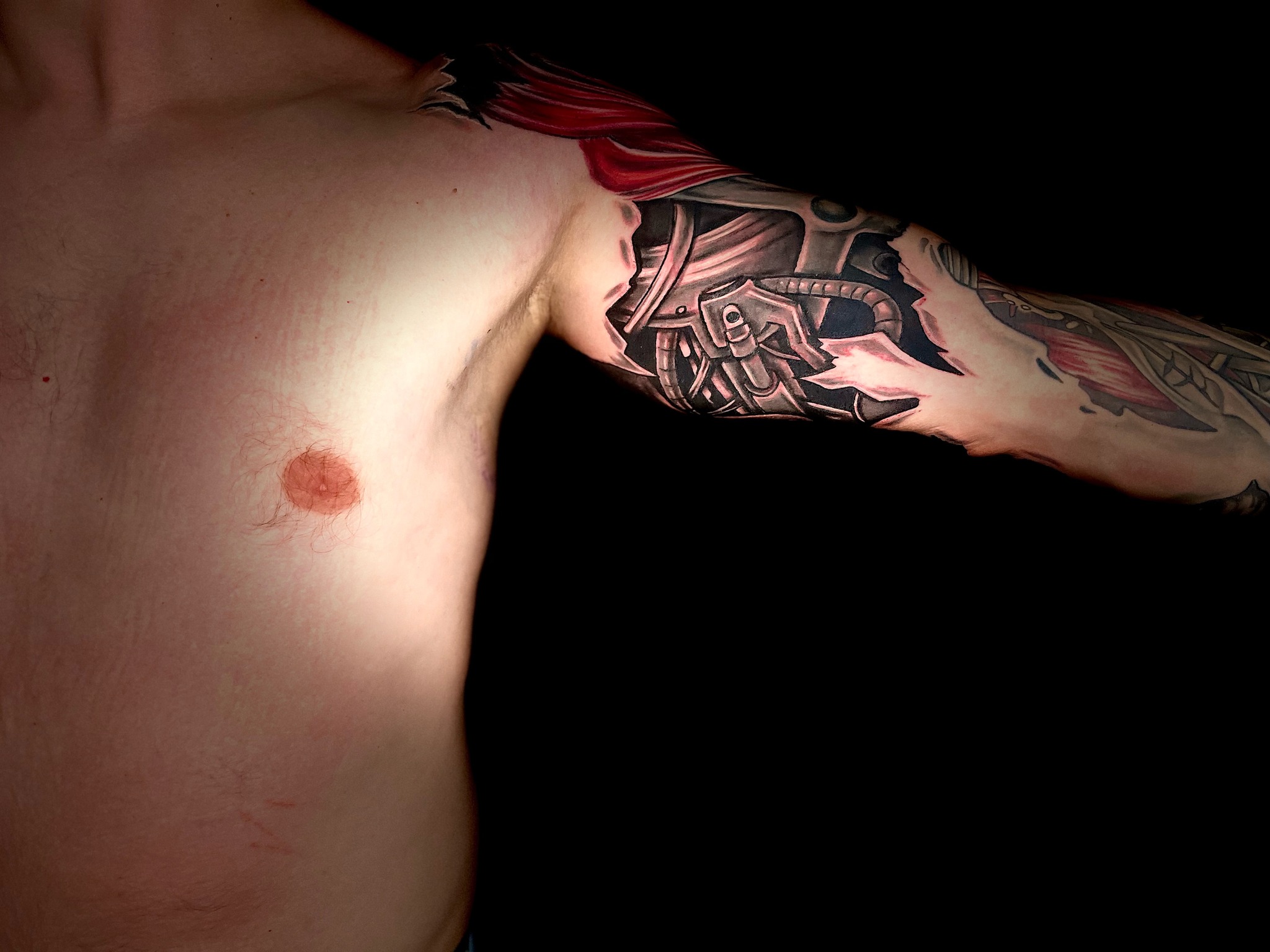 Tatuaż biomechanika na tricepsie – Patryk – Terra Tattoo Kraków