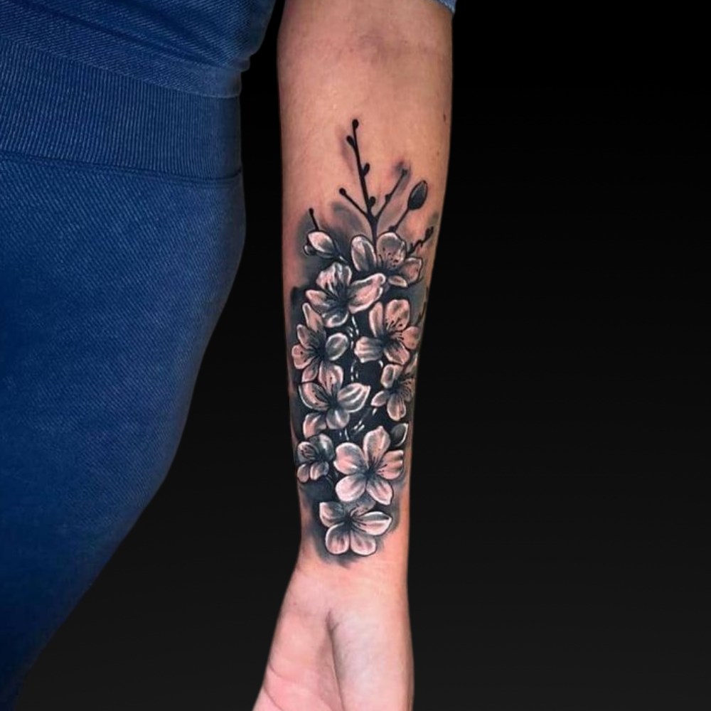 Cover-up z motywem sakury – Patryk – Terra Tattoo Kraków