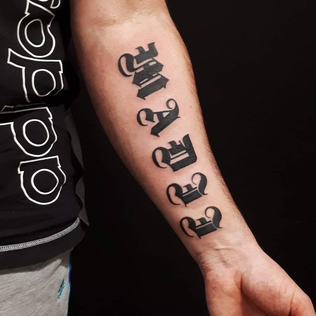 Tatuaż napis – kaligrafia – Patryk – Terra Tattoo Kraków