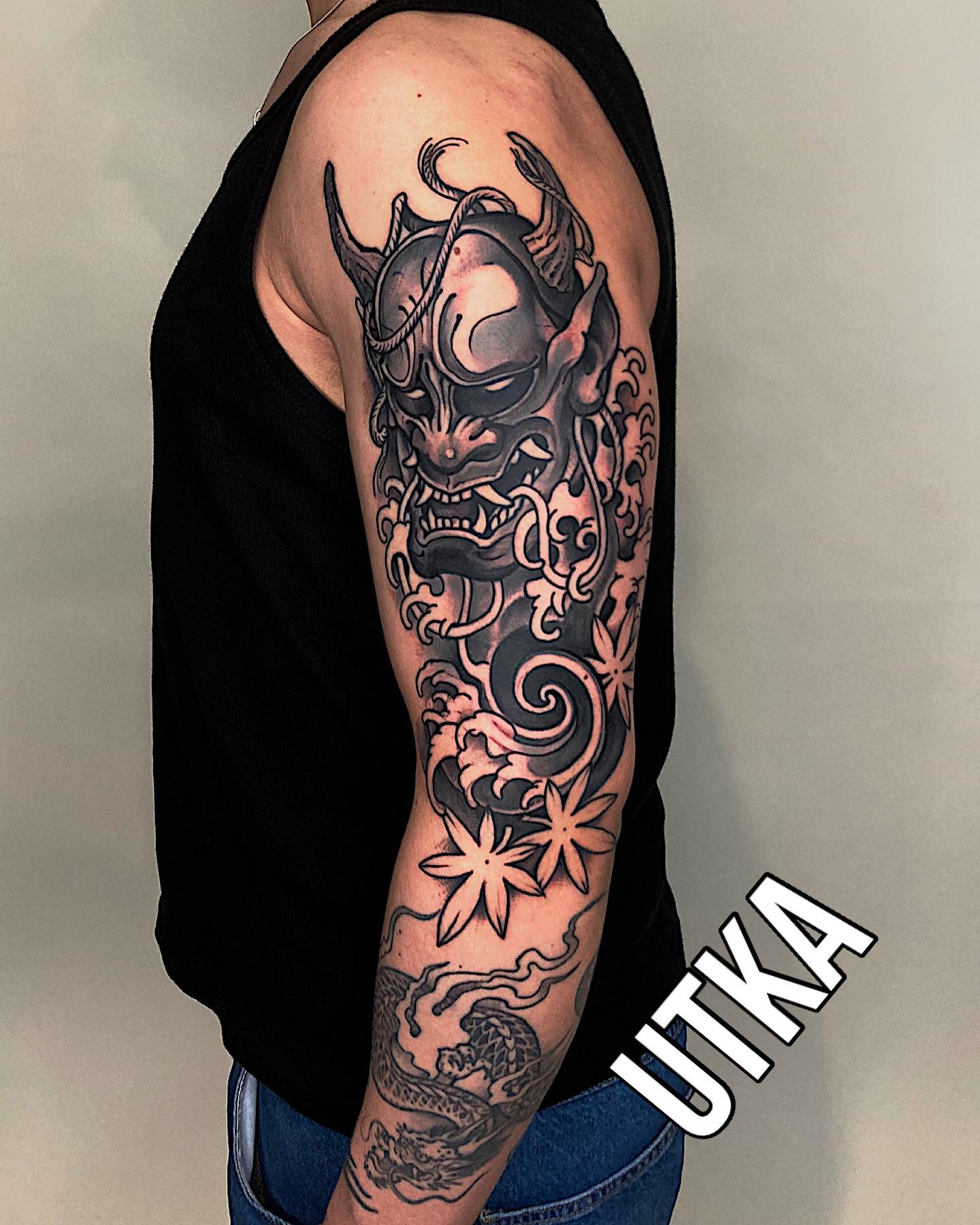 Tatuaż neotradycyjny japoński rękaw – kolorowy projekt neoklasyczny – Kraków