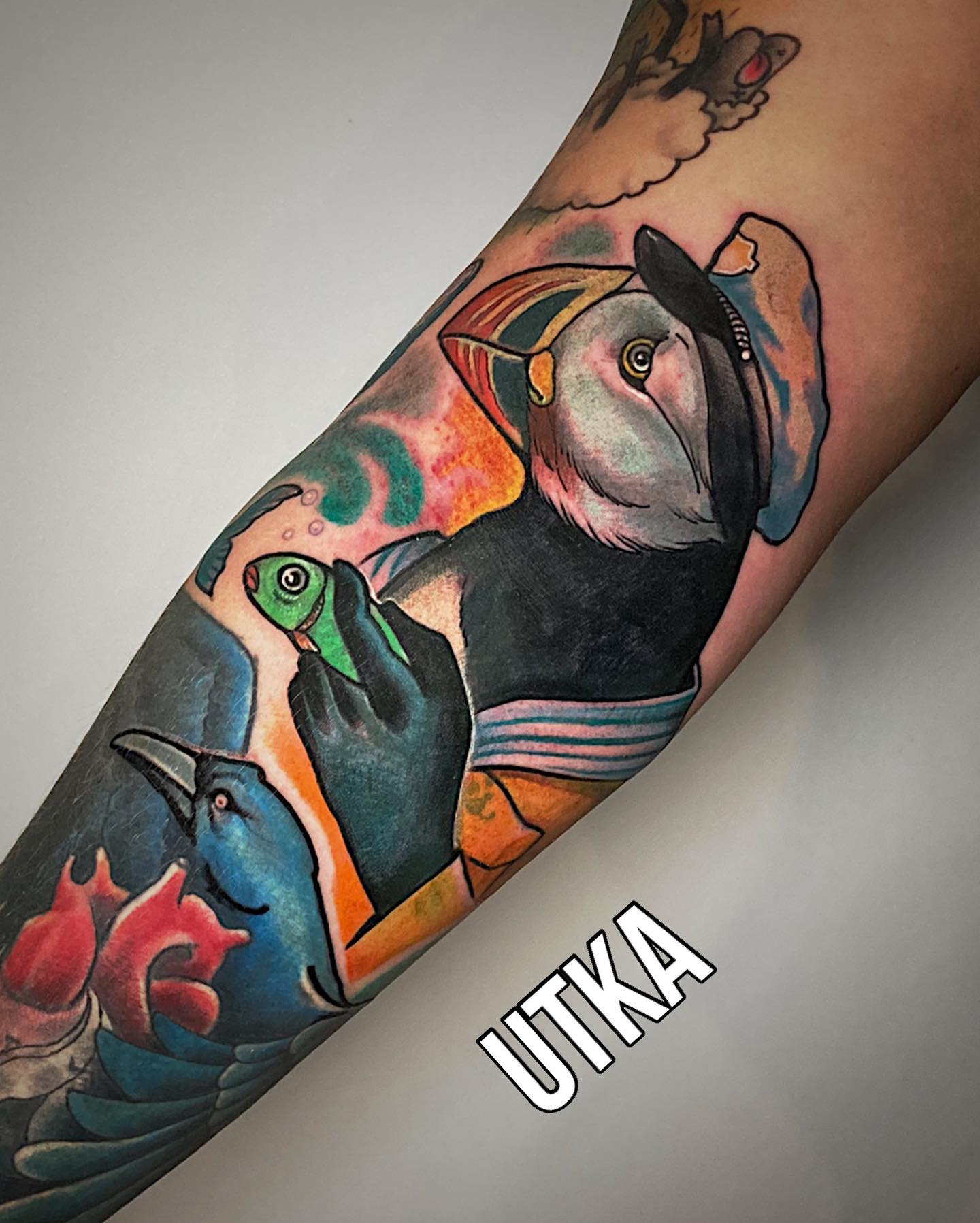 Neotradycyjny tatuaż kolorowy – wyraźny kontur i mocne barwy – Kraków