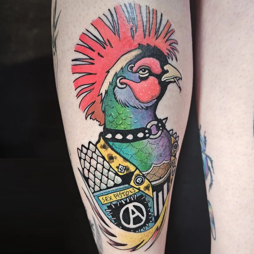 Tatuaż neotradycyjny punk gołąb – autorski projekt w kolorze – Kraków