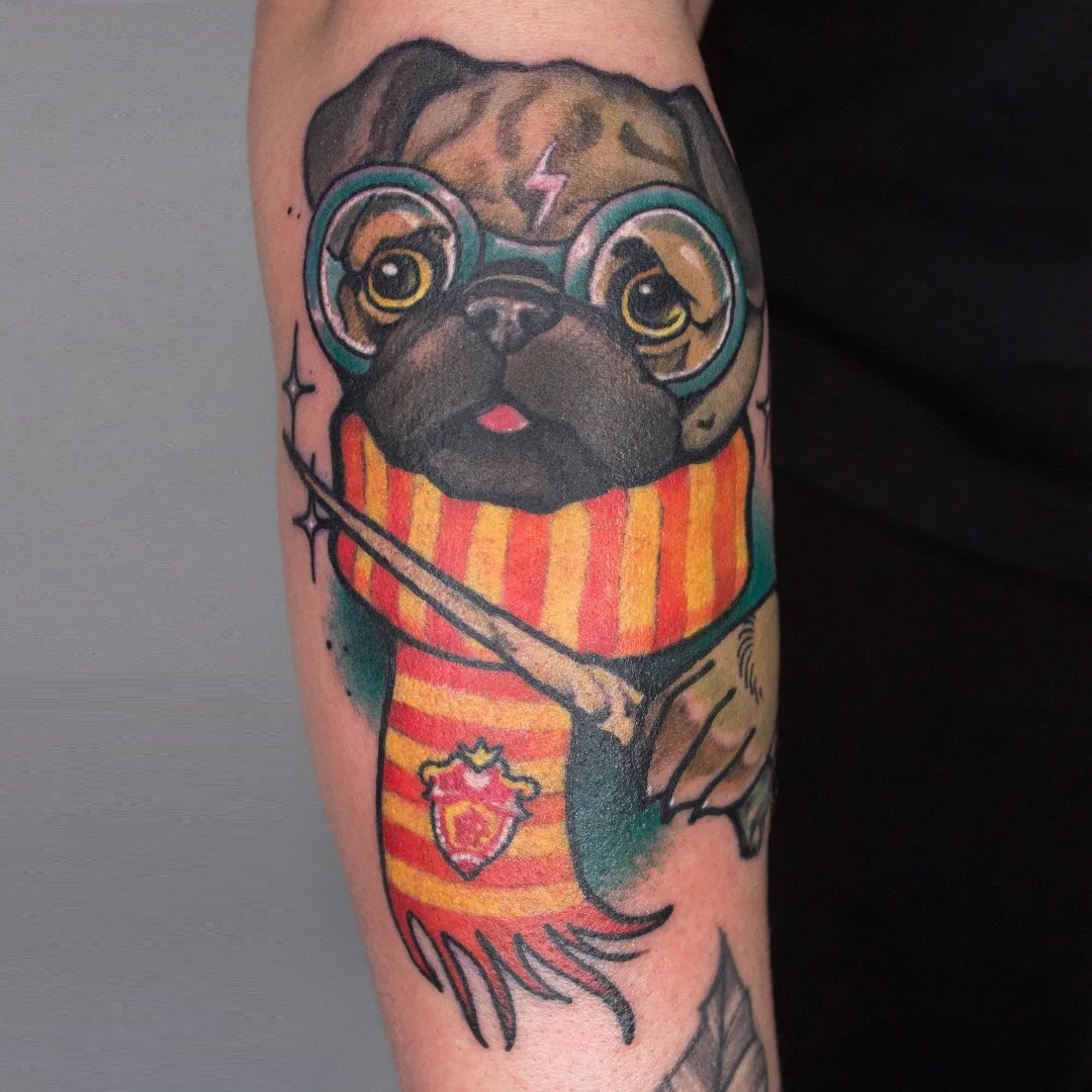 Tatuaż neotradycyjny z psem – kolorowy tatuaż neoklasyczny – Kraków