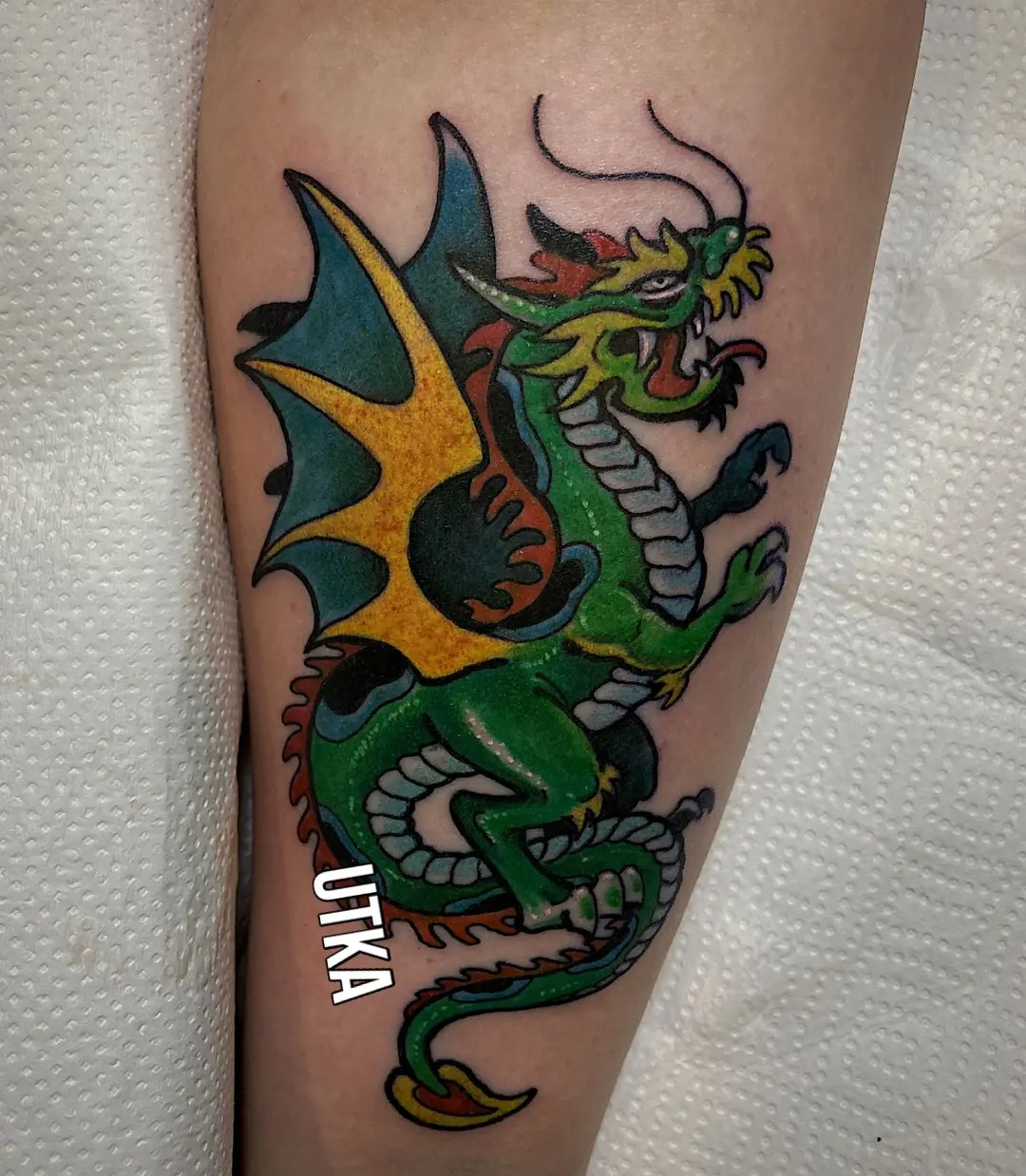 Tatuaż neotradycyjny smok – kolorowy tatuaż w stylu neoklasycznym – Kraków
