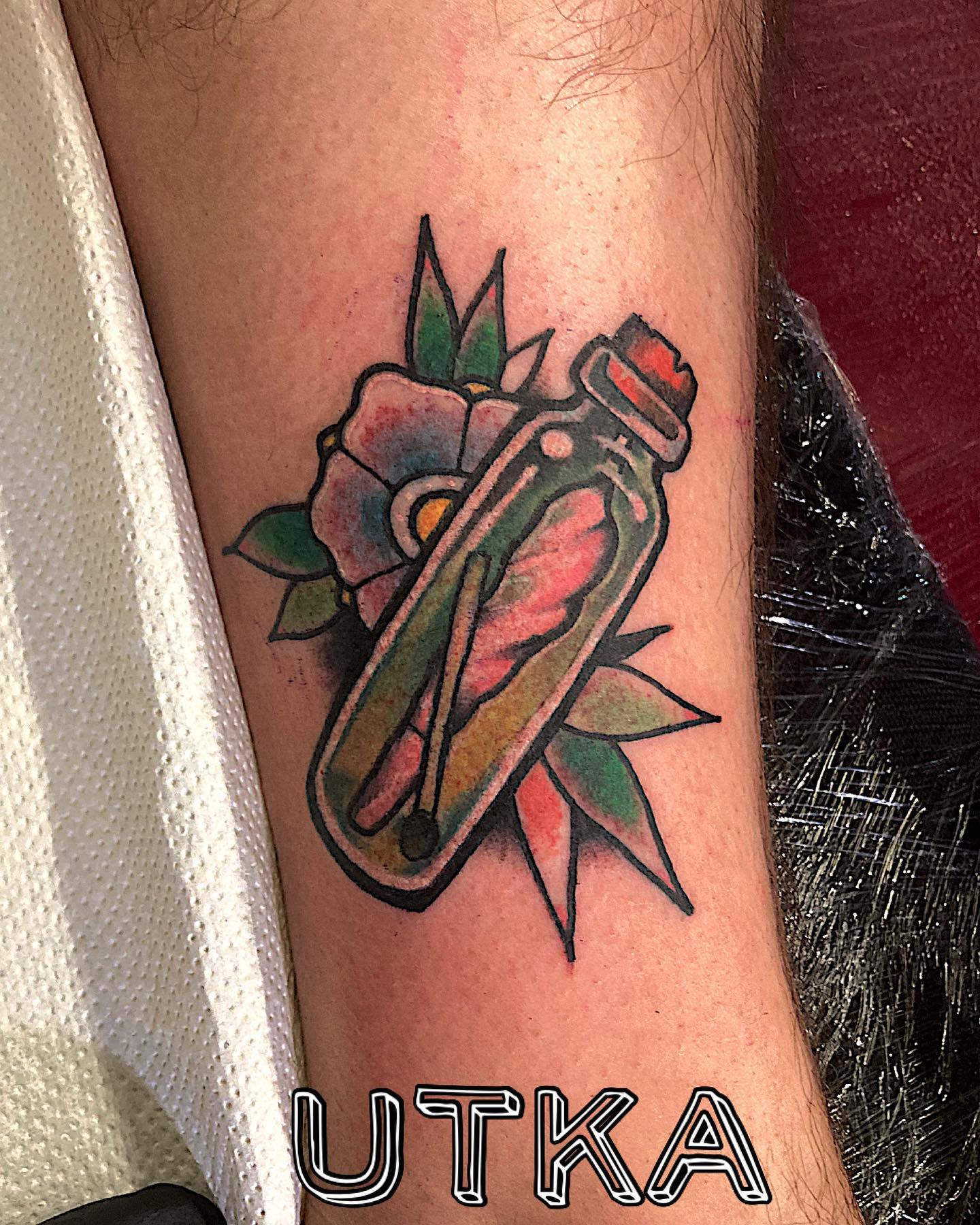 Tatuaż old school kwiat i butelka – klasyczny tatuaż tradycyjny – Kraków