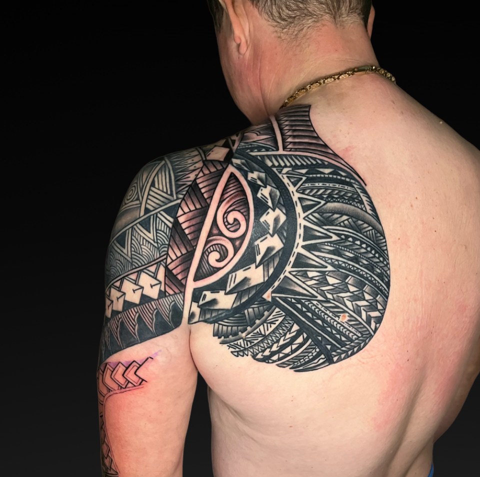 Tatuaż polinezyjski rękaw na barku – Patryk – Terra Tattoo Kraków