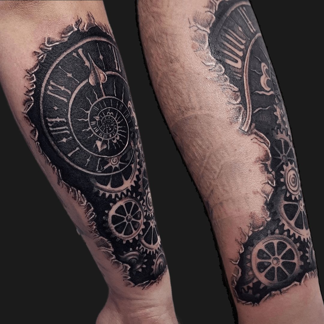 Tatuaż realistyczny 3D – zegar – Patryk – Terra Tattoo Kraków