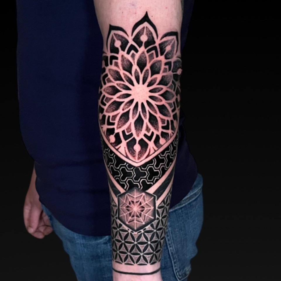 Tatuaż geometryczny – kompozycja – Patryk – Terra Tattoo Kraków