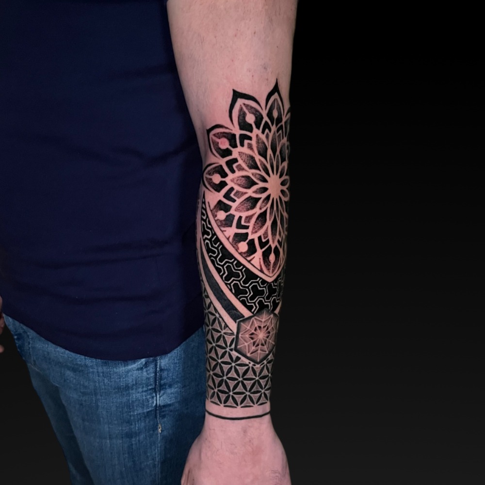 Tatuaż geometryczny z mandalą – Patryk – Terra Tattoo Kraków