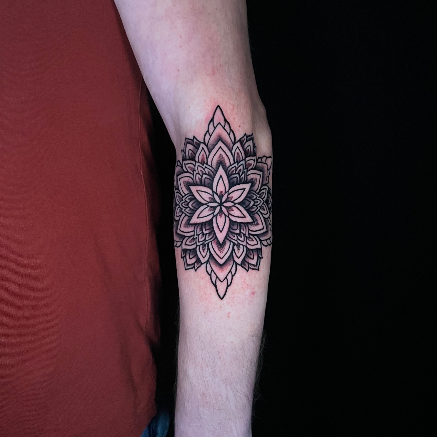 Tatuaż geometryczny mandala – Patryk – Terra Tattoo Kraków