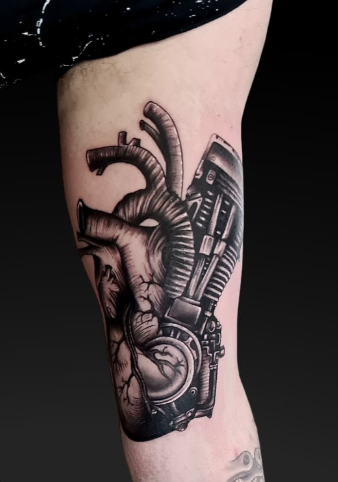 Tatuaż realistyczny motor i serce – Patryk – Terra Tattoo Kraków