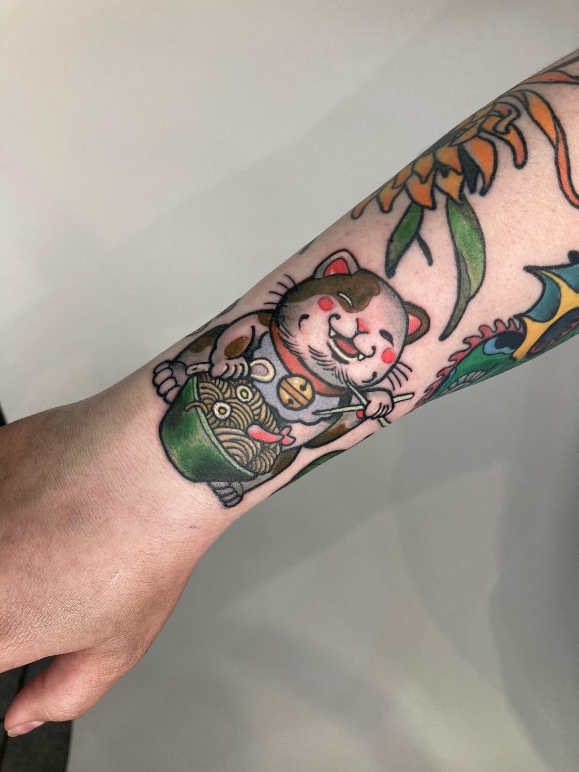 Tatuaż neotradycyjny japoński kot na szczęście – kolor – Kraków