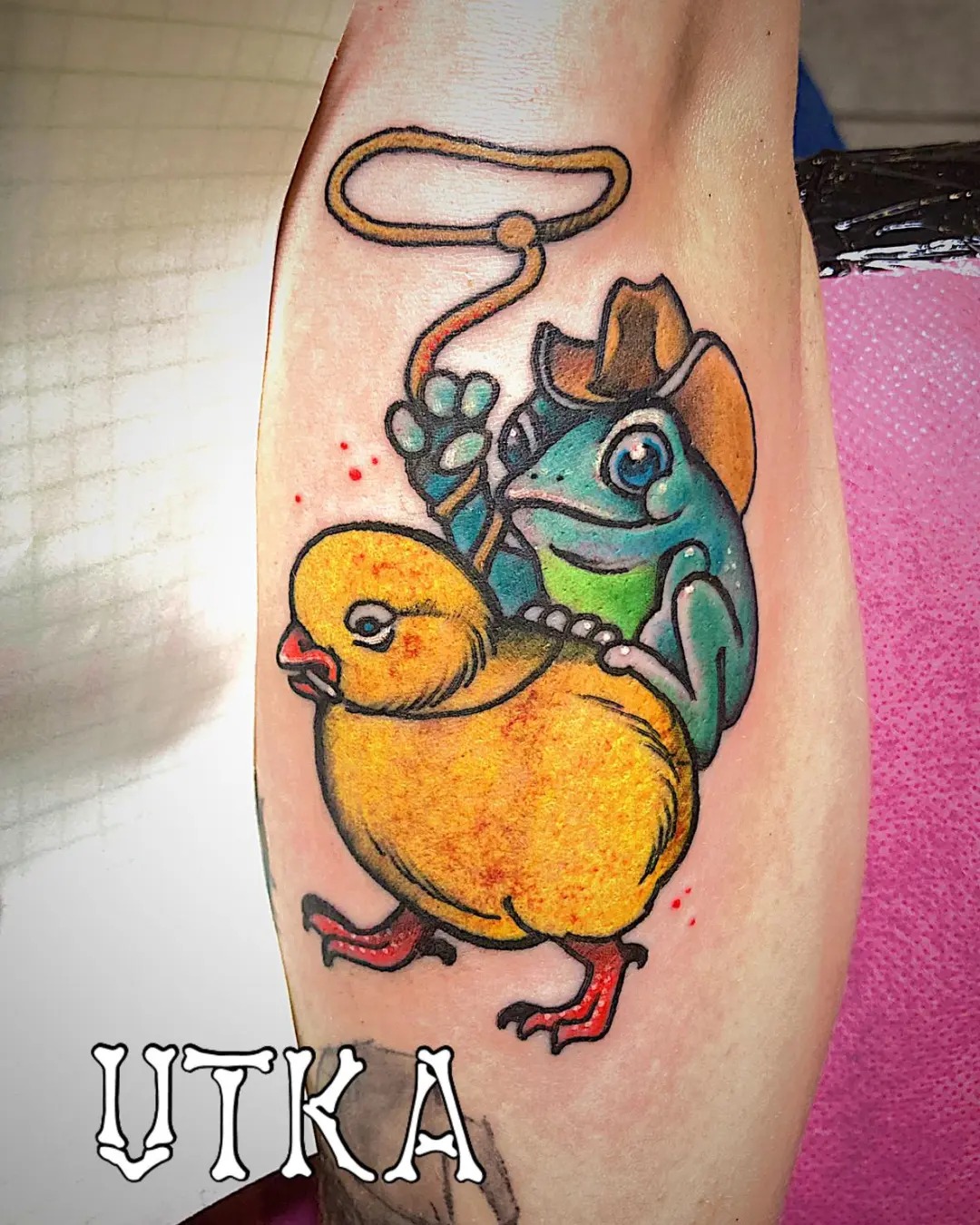 Tatuaż neotradycyjny kaczka i żaba – kolorowy projekt neoklasyczny – Kraków