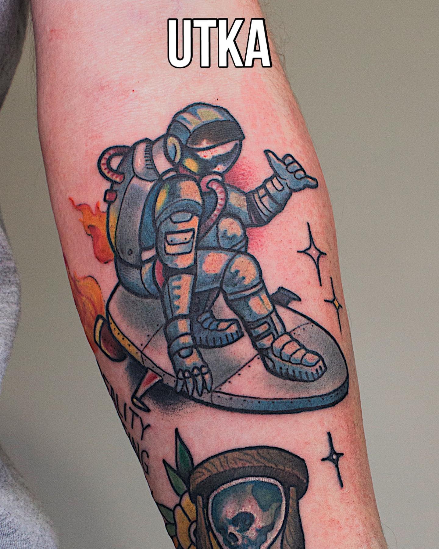 Tatuaż neotradycyjny kosmonauta – kolorowy tatuaż neoklasyczny – Kraków