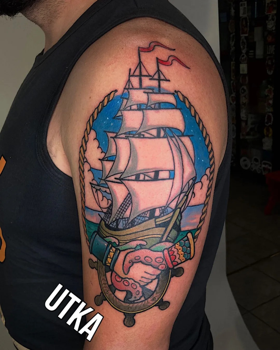 Tatuaż old school statek – klasyczny motyw marynistyczny – Kraków