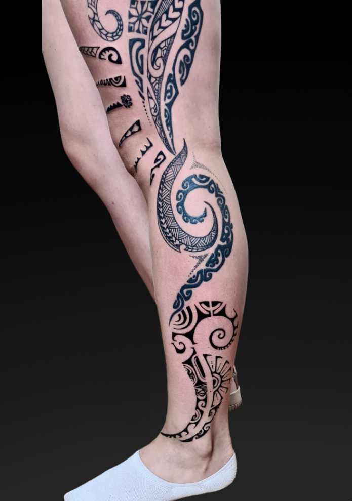 Tatuaż polinezyjski na łydce – Patryk – Terra Tattoo Kraków
