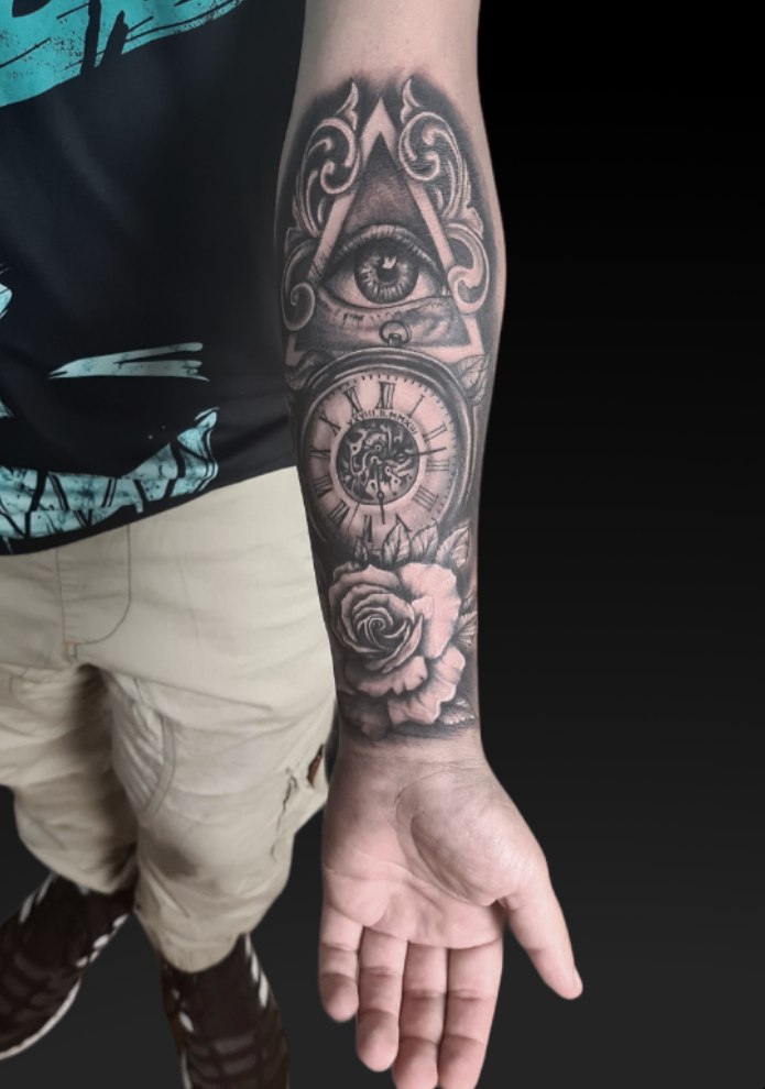 Tatuaż realistyczny oko w trójkącie – Kraków