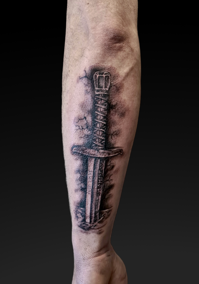 Tatuaż realistyczny z mieczem – Patryk – Terra Tattoo Kraków