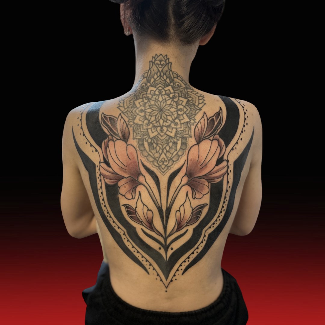 Symetryczny tatuaż na plecach – Patryk – Terra Tattoo Kraków