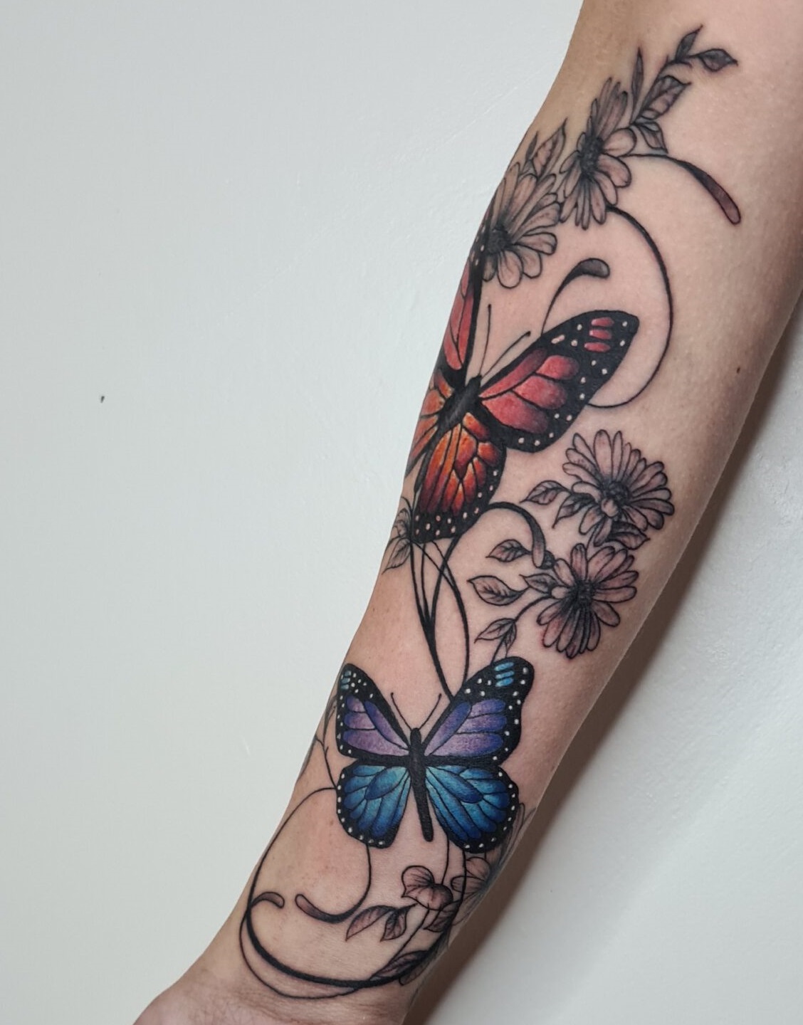 Tatuaż z kolorowymi motylami – Patryk – Terra Tattoo Kraków
