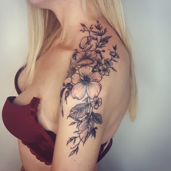 Tatuaż z kwiatami – Patryk – Terra Tattoo Kraków