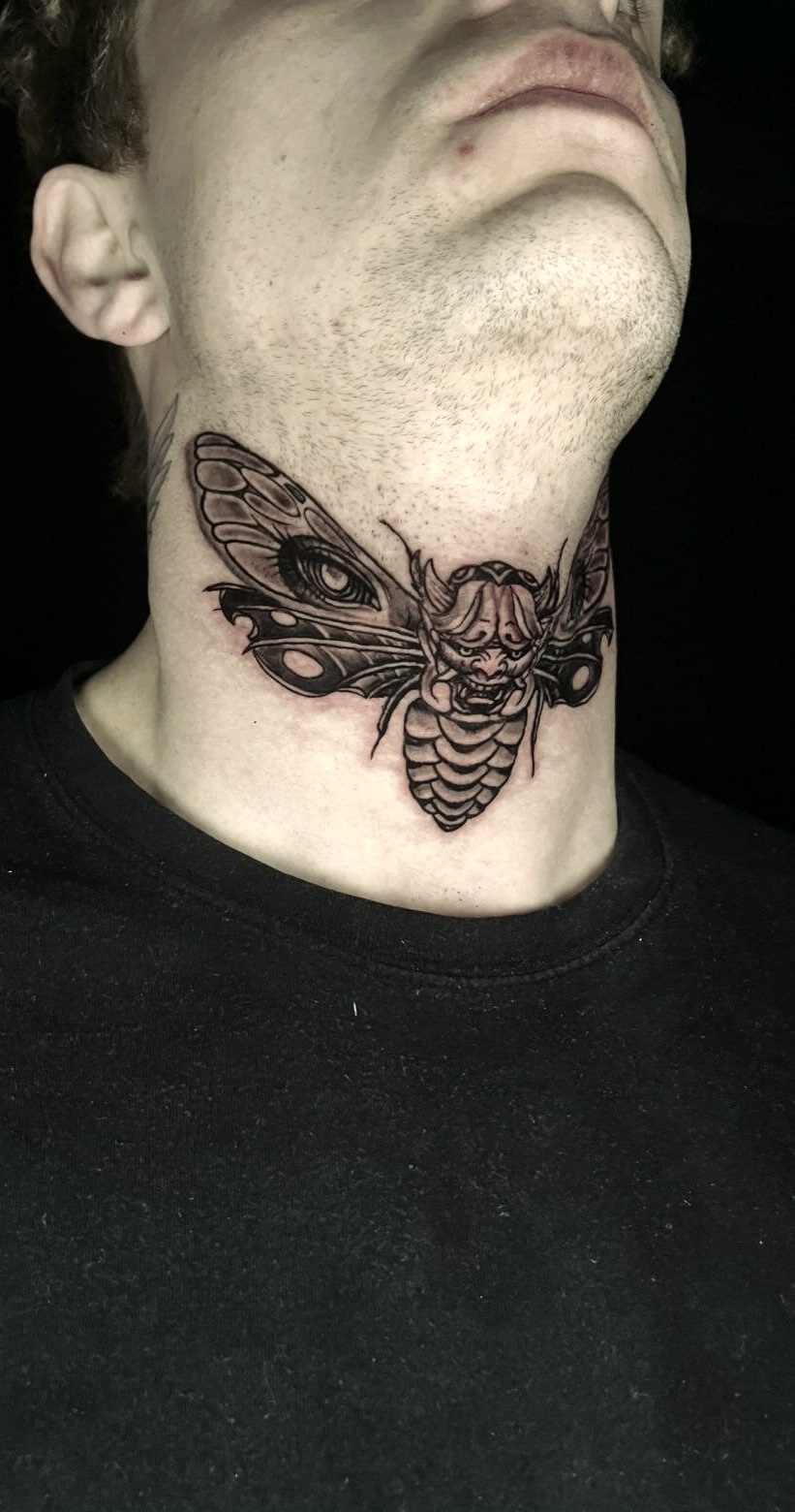 Tatuaż japoński / neoklasyczny na szyi – Patryk – Terra Tattoo Kraków