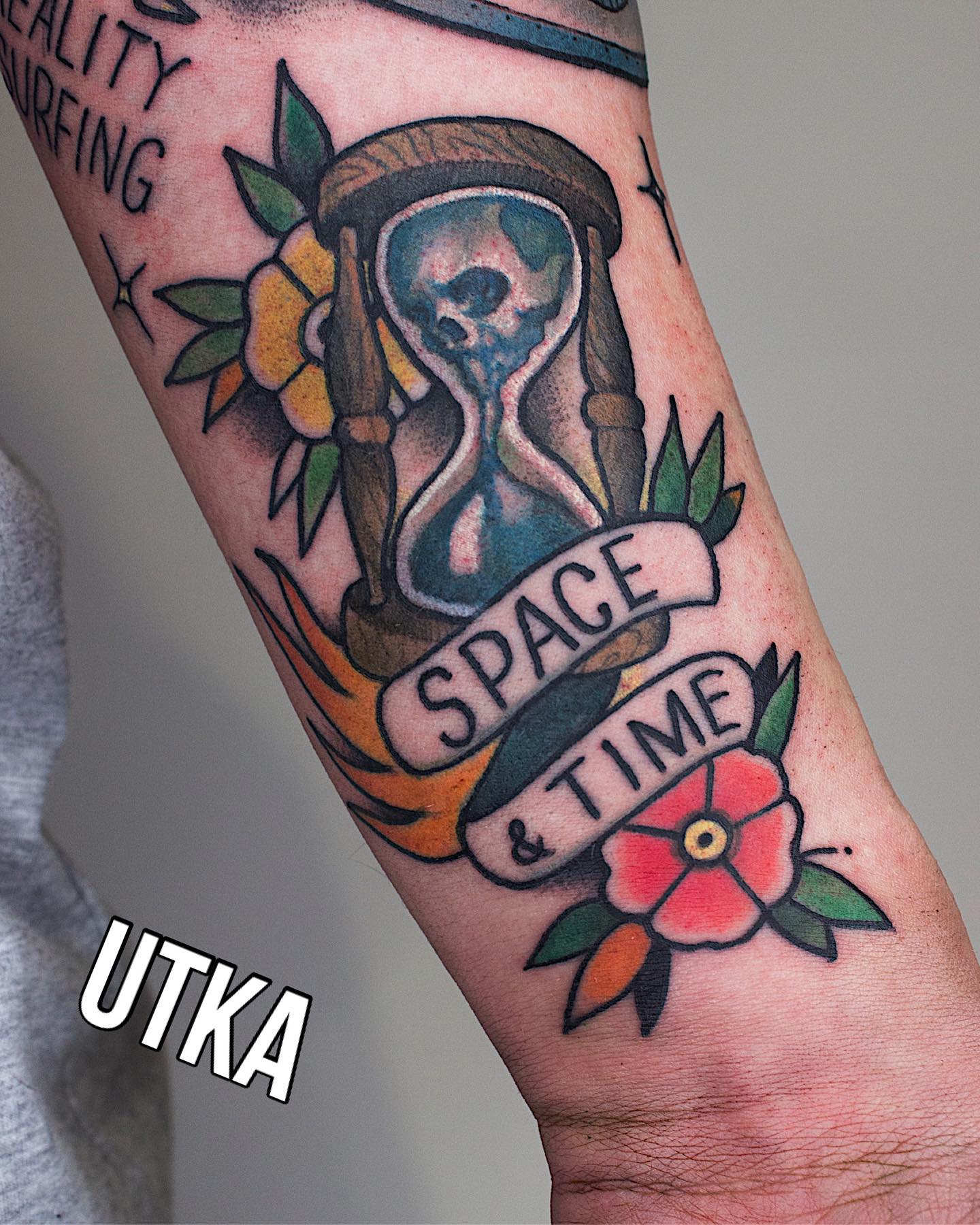 Tatuaż old school klepsydra – klasyczny motyw tradycyjny – Kraków