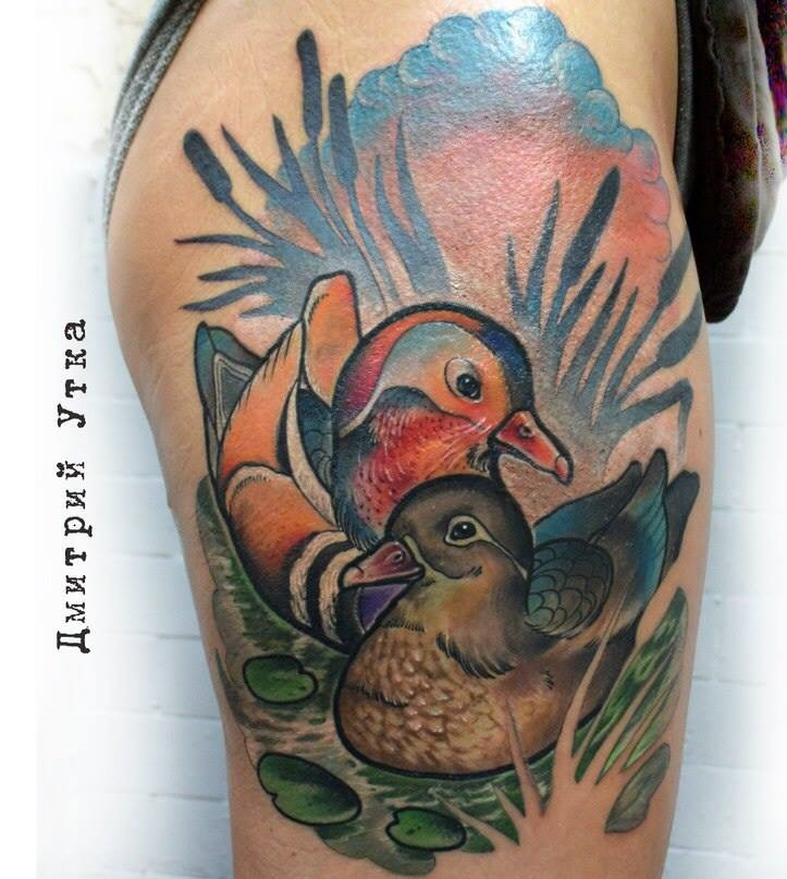 Tatuaż neotradycyjny kaczki na udzie – autorski projekt w kolorze – Kraków