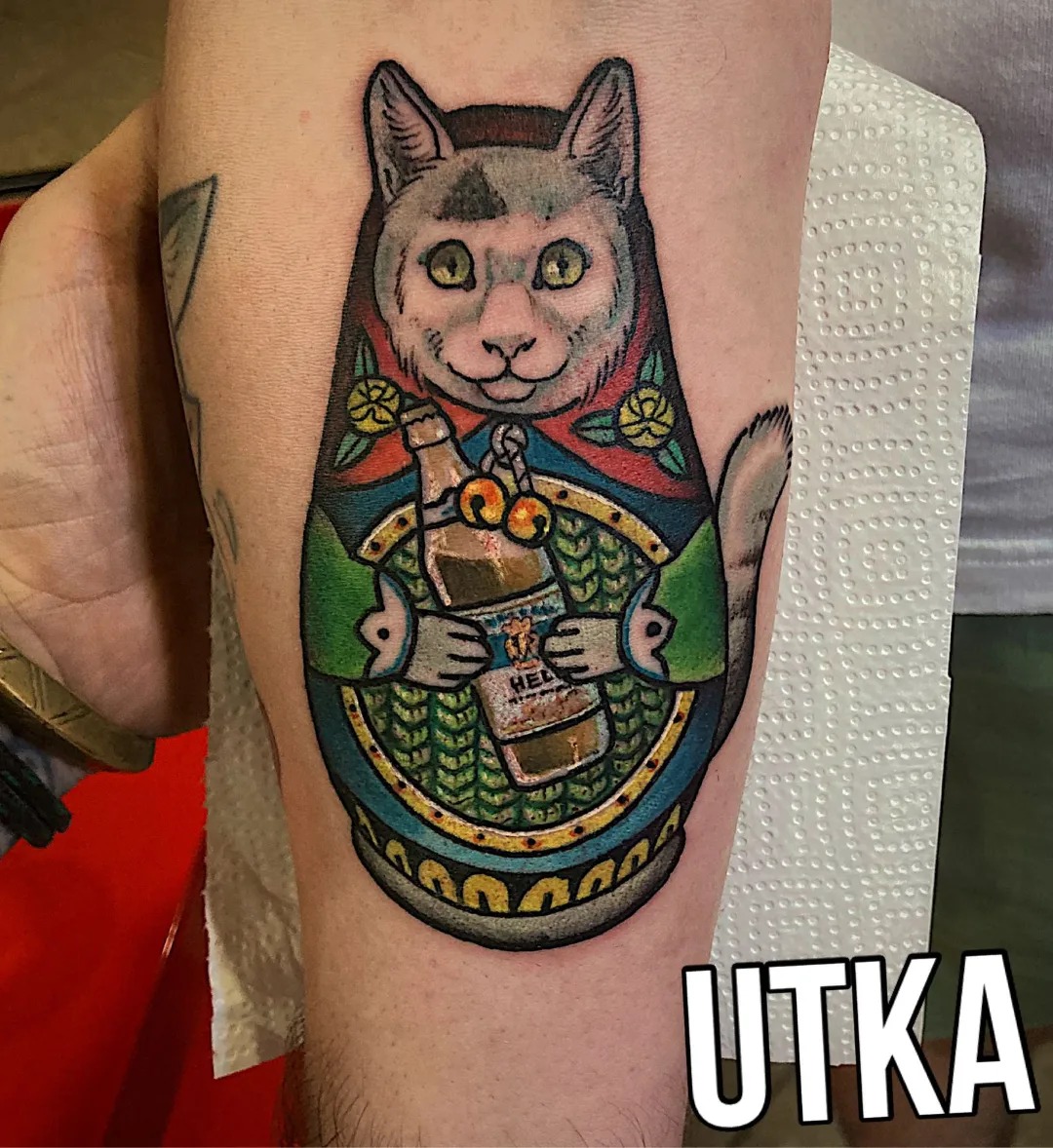 Tatuaż neotradycyjny kot matrioszka – autorski projekt w kolorze – Kraków