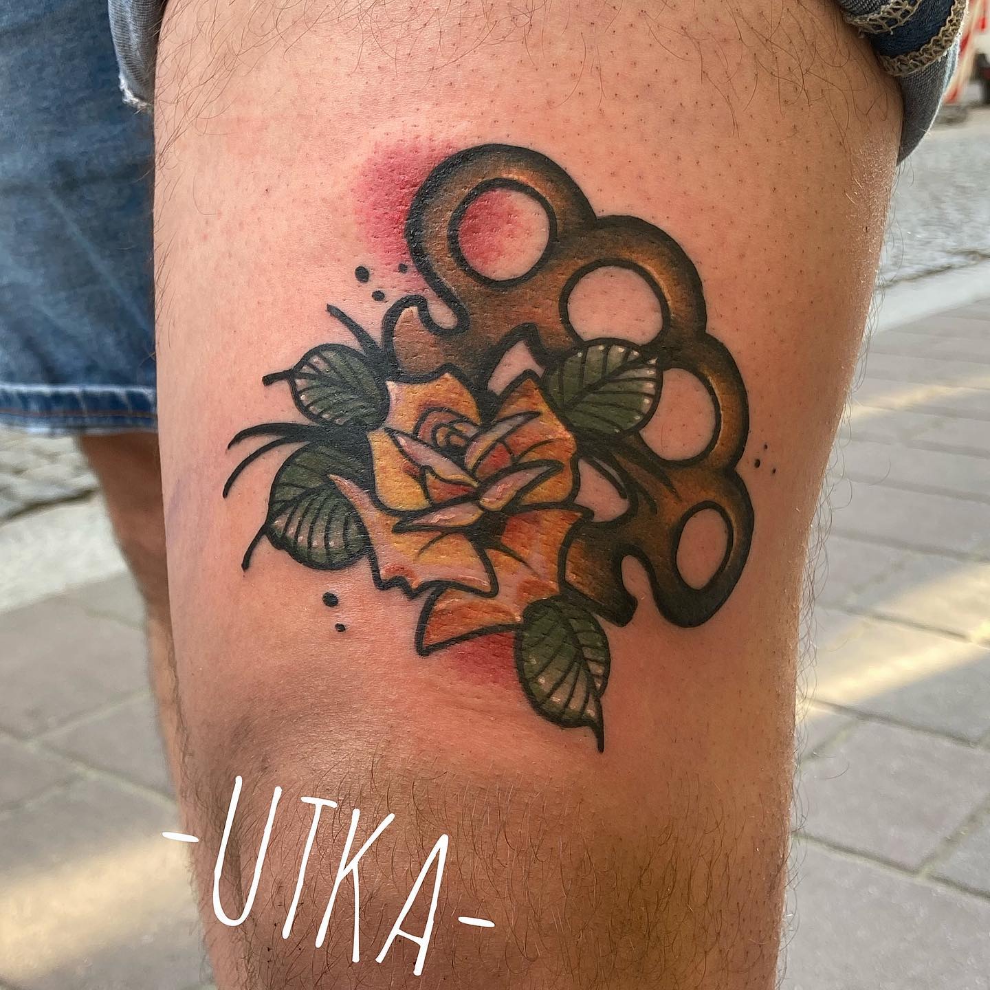 Tatuaż neotradycyjny róża i kastet – autorski projekt w kolorze – Kraków