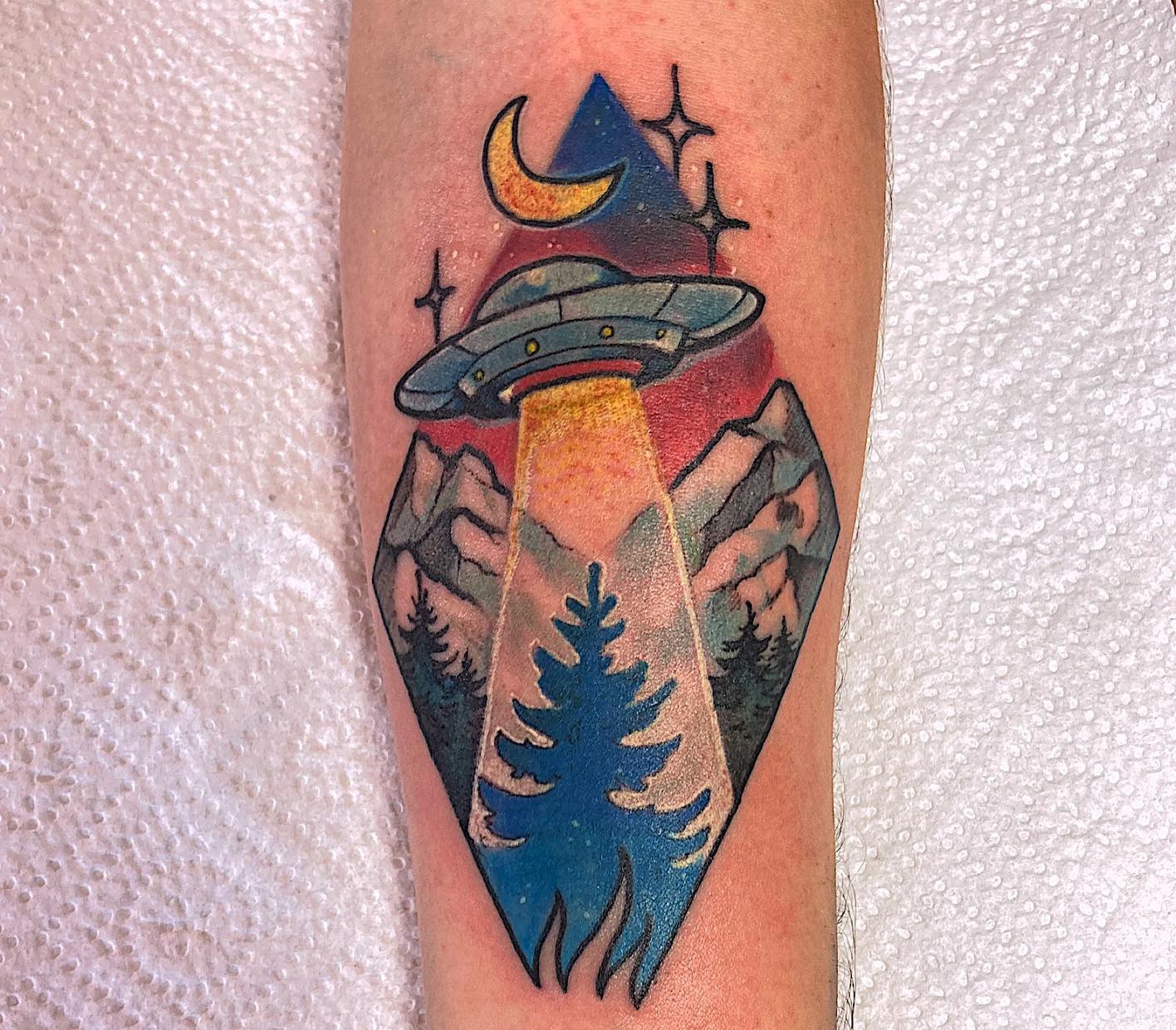 Tatuaż neotradycyjny UFO – autorski projekt w kolorze – Kraków