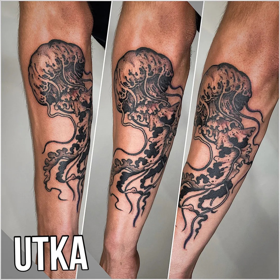 Tatuaż neotradycyjny meduza w czerni – wyrazisty kontur – Kraków