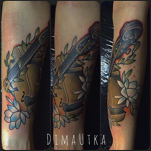 Tatuaż neotradycyjny z gitarą – autorski projekt w kolorze – Kraków