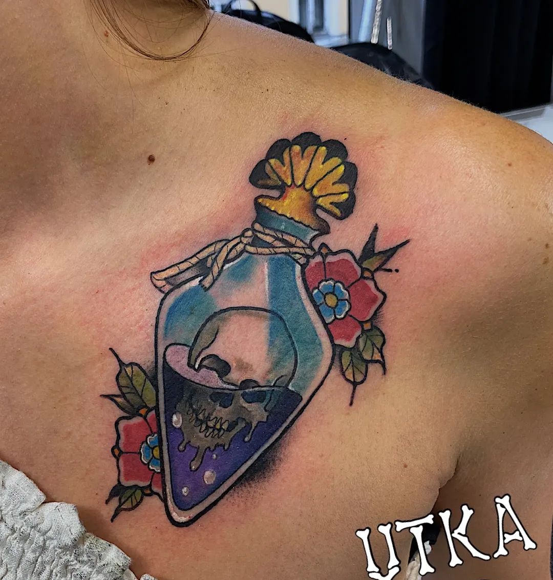 Tatuaż old school czaszka w butelce – klasyczny motyw tradycyjny – Kraków