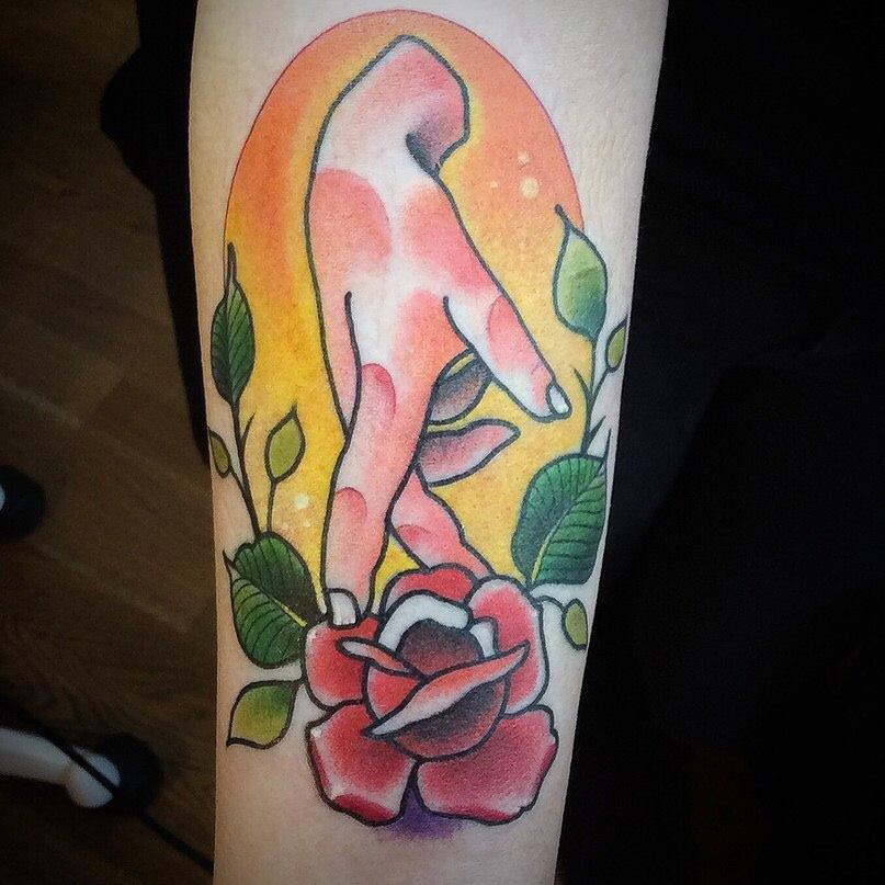 Tatuaż old school dłoń i róża – klasyczny tatuaż tradycyjny – Kraków
