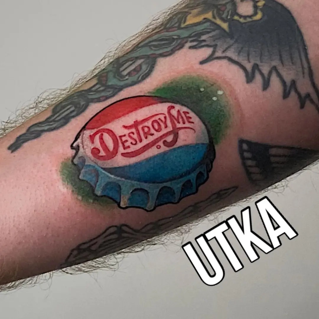 Tatuaż old school kapsel – klasyczny motyw tradycyjny – Kraków