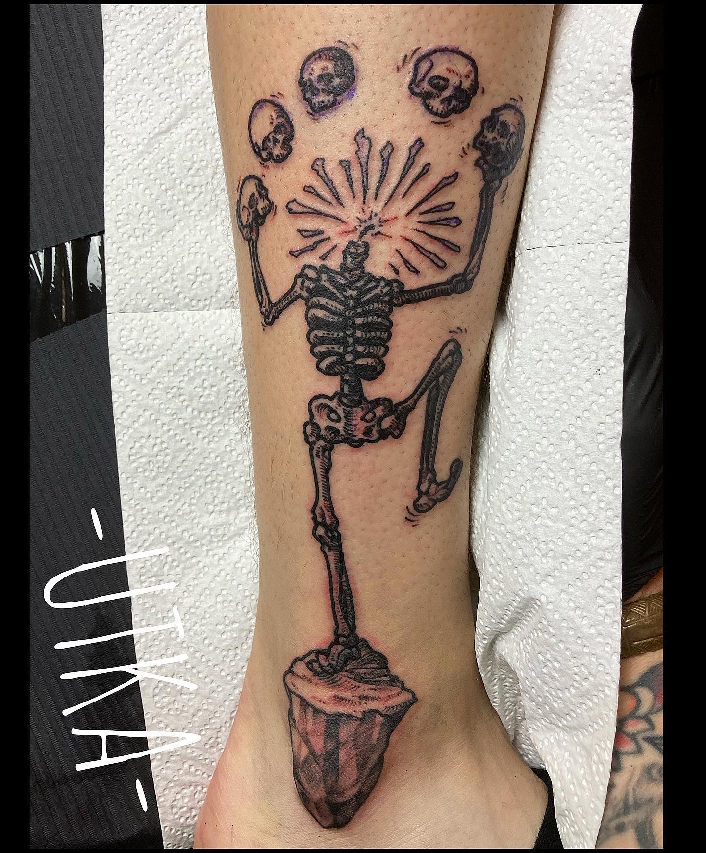 Tatuaż old school szkielet – klasyczny motyw tradycyjny – Kraków
