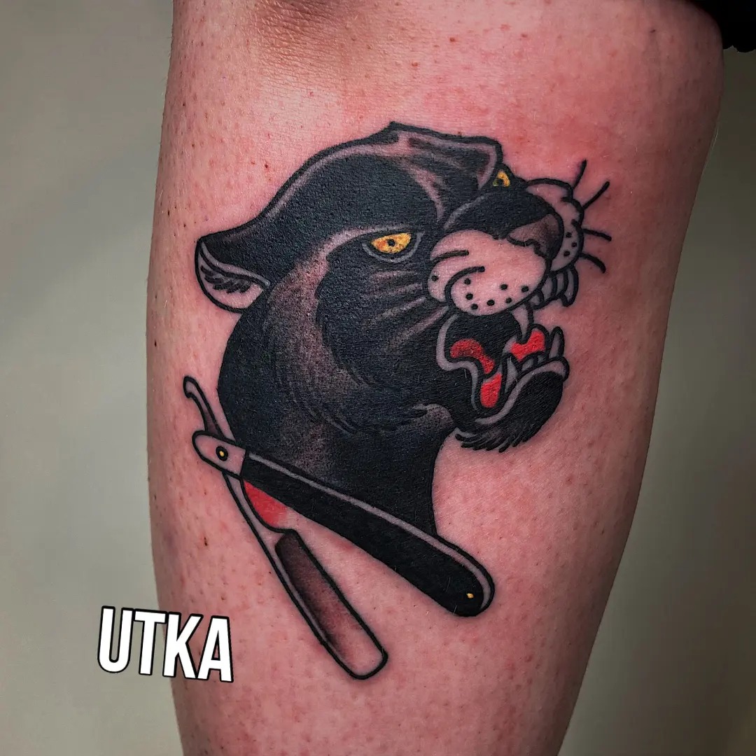 Tatuaż neotradycyjny puma i brzytwa – autorski projekt w kolorze – Kraków