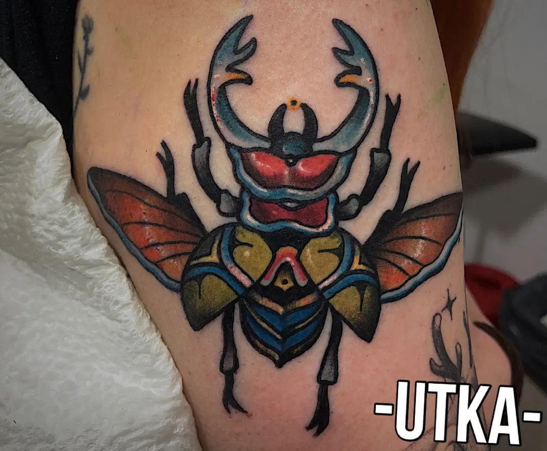 Tatuaż old school chrząszcz – klasyczny tatuaż tradycyjny – Kraków